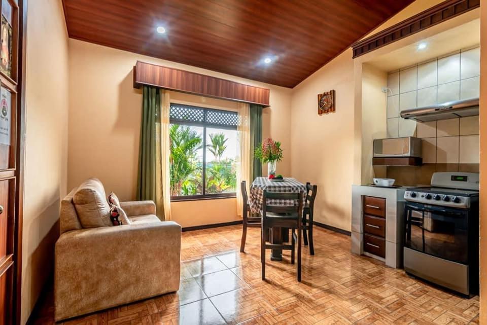 Aunty Arenal Lodge Ла Фортуна Экстерьер фото